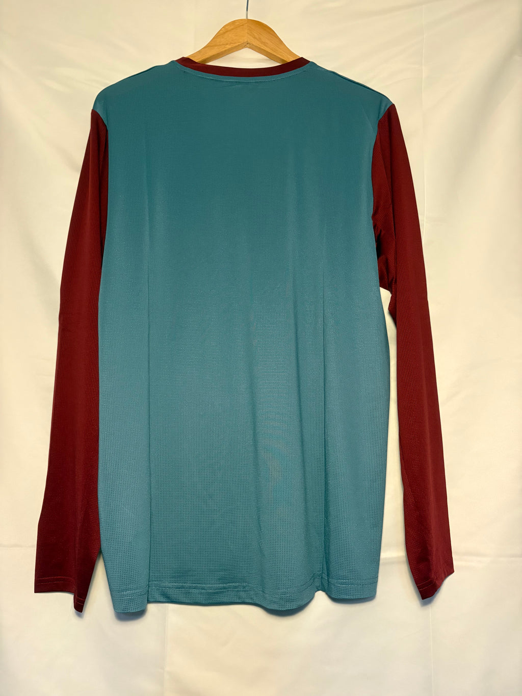 Official 2023-24 Aston Villa Castore Players Training Long Sleeve Top. (XL)